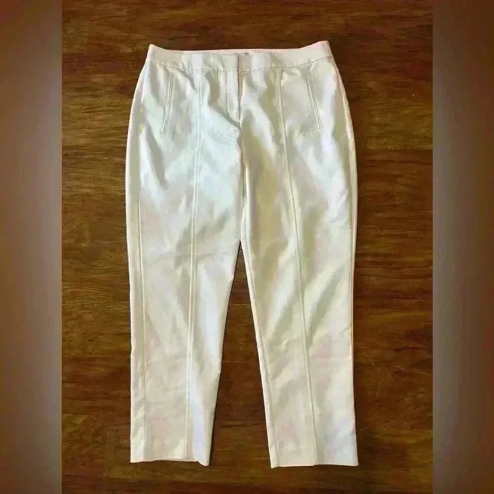 White Cream Capri Pants Stretch Women’s Size Medium CHICO’S